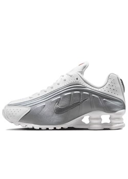 Buty młodzieżowe Nike Shox R4 CW2626-101 - biało-szare ze sklepu streetstyle24.pl w kategorii Buty sportowe dziecięce - zdjęcie 187210685