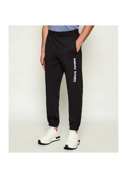 Calvin Klein Spodnie dresowe RETRO | Regular Fit - id: CK261M000033544 - marki Calvin Klein - 187220099 Calvin Klein Spodnie dresowe RETRO | Regular Fit ze sklepu Gomez Fashion Store w kategorii Spodnie męskie - zdjęcie 187220099