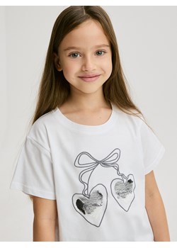 Reserved - T-shirt z cekinową aplikacją - złamana biel - id: 493FT-01X - marki Reserved - 187240776 Reserved - T-shirt z cekinową aplikacją - złamana biel ze sklepu Reserved w kategorii Bluzki dziewczęce - zdjęcie 187240776