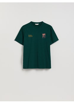 Reserved - T-shirt regular ze świątecznym nadrukiem - ciemnozielony - id: 510EX-79X - marki Reserved - 187240806 Reserved - T-shirt regular ze świątecznym nadrukiem - ciemnozielony ze sklepu Reserved w kategorii T-shirty męskie - zdjęcie 187240806