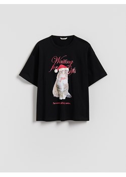 Reserved - Świąteczny t-shirt z nadrukiem - czarny - id: 566GW-99X - marki Reserved - 187240865 Reserved - Świąteczny t-shirt z nadrukiem - czarny ze sklepu Reserved w kategorii Bluzki dziewczęce - zdjęcie 187240865