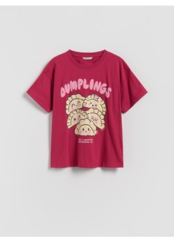 Reserved - Świąteczny t-shirt - czerwony - id: 567GW-33X - marki Reserved - 187240869 Reserved - Świąteczny t-shirt - czerwony ze sklepu Reserved w kategorii Bluzki dziewczęce - zdjęcie 187240869