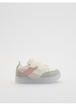Reserved - Sneakersy ze świecącą podeszwą - złamana biel ze sklepu Reserved w kategorii Buty sportowe dziecięce - zdjęcie 187246639
