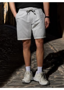 Sinsay - Szorty slim fit - szary - id: 5153O-09M - marki Sinsay - 187250397 Sinsay - Szorty slim fit - szary ze sklepu Sinsay w kategorii Spodenki męskie - zdjęcie 187250397