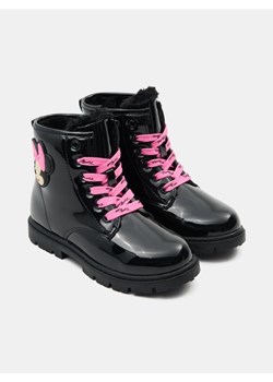 Sinsay - Lakierowane botki z ociepleniem Minnie Mouse - czarny ze sklepu Sinsay w kategorii Buty zimowe dziecięce - zdjęcie 187250405
