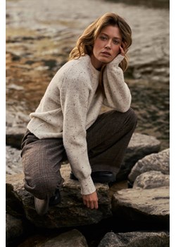 Sweter o prostym fasonie ecru - id: 32261 - marki Moodo.pl - 187250447 Sweter o prostym fasonie ecru ze sklepu Moodo.pl w kategorii Swetry damskie - zdjęcie 187250447