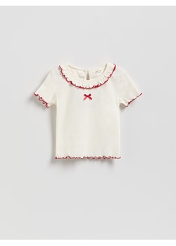 Reserved - Prążkowana bluzka z falbanką - złamana biel - id: 576FT-01X - marki Reserved - 187258196 Reserved - Prążkowana bluzka z falbanką - złamana biel ze sklepu Reserved w kategorii Bluzki dziewczęce - zdjęcie 187258196