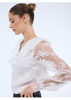 Mohito - Bluzka z ozdobnymi rękawami - biały - id: 877GX-00X - marki Mohito - 187260125 Mohito - Bluzka z ozdobnymi rękawami - biały ze sklepu Mohito w kategorii Bluzki damskie - zdjęcie 187260125