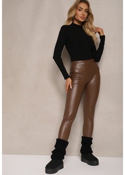 Brązowe Legginsy High Waist z Imitacji Skóry z Gumką w Pasie Ozdobione Guzikami Sinairis - id: 233-MIX5K-54-BROWN - marki Renee - 187260156 Brązowe Legginsy High Waist z Imitacji Skóry z Gumką w Pasie Ozdobione Guzikami Sinairis ze sklepu renee.pl w kategorii Spodnie damskie - zdjęcie 187260156
