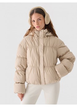 Damska kurtka zimowa z puchem naturalnym OTHWAW24TDJAF655 Outhorn - beżowa - id: 262105 - marki Outhorn - 187260575 Damska kurtka zimowa z puchem naturalnym OTHWAW24TDJAF655 Outhorn - beżowa ze sklepu Sportstylestory.com w kategorii Kurtki damskie - zdjęcie 187260575