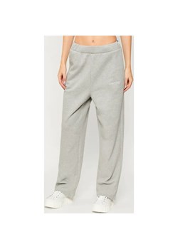 Calvin Klein Performance Spodnie dresowe | Loose fit - id: CP255W000002038 - marki Calvin Klein - 187260799 Calvin Klein Performance Spodnie dresowe | Loose fit ze sklepu Gomez Fashion Store w kategorii Spodnie damskie - zdjęcie 187260799