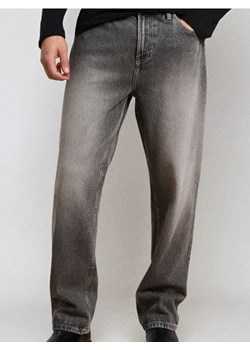 Sinsay - Jeansy loose fit z efektem sprania - szary - id: 485FB-90J - marki Sinsay - 187266339 Sinsay - Jeansy loose fit z efektem sprania - szary ze sklepu Sinsay w kategorii Jeansy męskie - zdjęcie 187266339