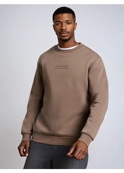 Sinsay - Bluza crewneck z napisem - brązowy - id: 5035O-84X - marki Sinsay - 187266345 Sinsay - Bluza crewneck z napisem - brązowy ze sklepu Sinsay w kategorii Bluzy męskie - zdjęcie 187266345