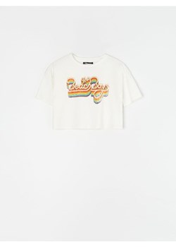 Sinsay - Bawełniana koszulka z nadrukiem The Beach Boys - kremowy - id: 8102J-01X - marki Sinsay - 187266486 Sinsay - Bawełniana koszulka z nadrukiem The Beach Boys - kremowy ze sklepu Sinsay w kategorii Bluzki damskie - zdjęcie 187266486