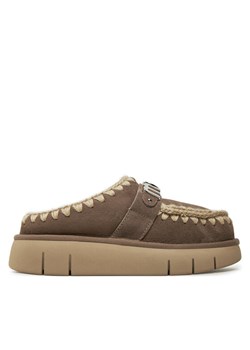 Mou Kapcie Bounce Clog Metal Logo FW531001A Brązowy - id: 0000304507878 - marki Mou - 187270935 Mou Kapcie Bounce Clog Metal Logo FW531001A Brązowy ze sklepu MODIVO w kategorii Kapcie damskie - zdjęcie 187270935
