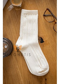 Kremowe skarpetki damskie z fakturowanym motywem YN-5039, Kolor kremowy, Rozmiar uniwersalny, Magnetis - id: 221688 - marki Magnetis - 187272059 Kremowe skarpetki damskie z fakturowanym motywem YN-5039, Kolor kremowy, Rozmiar uniwersalny, Magnetis ze sklepu Intymna w kategorii Skarpetki damskie - zdjęcie 187272059