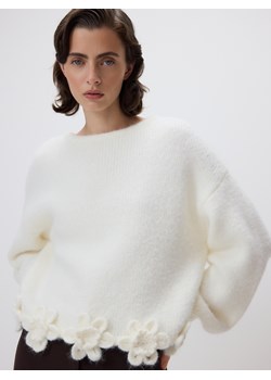 Reserved - Sweter z kwiatową aplikacją - złamana biel - id: 279HI-01X - marki Reserved - 187275308 Reserved - Sweter z kwiatową aplikacją - złamana biel ze sklepu Reserved w kategorii Swetry damskie - zdjęcie 187275308