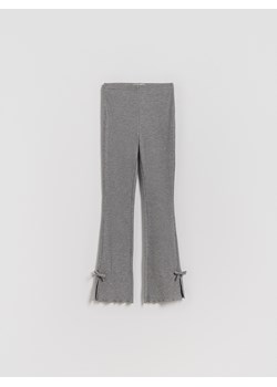 Reserved - Prążkowane spodnie z kokardkami - ciemnoszary - id: 994FF-90M - marki Reserved - 187275636 Reserved - Prążkowane spodnie z kokardkami - ciemnoszary ze sklepu Reserved w kategorii Spodnie dziewczęce - zdjęcie 187275636