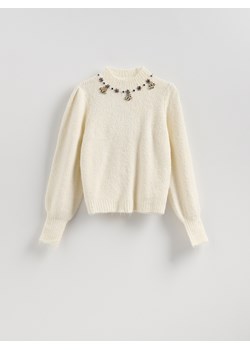 Reserved - Sweter z biżuteryjną aplikacją - kremowy - id: 652HO-02X - marki Reserved - 187276878 Reserved - Sweter z biżuteryjną aplikacją - kremowy ze sklepu Reserved w kategorii Swetry damskie - zdjęcie 187276878