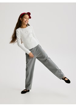 Reserved - Prążkowana koszulka z aplikacją - złamana biel - id: 381FT-01X - marki Reserved - 187278376 Reserved - Prążkowana koszulka z aplikacją - złamana biel ze sklepu Reserved w kategorii Bluzki dziewczęce - zdjęcie 187278376