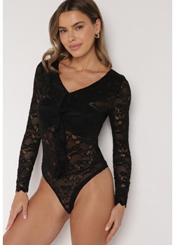 Czarne Koronkowe Body z Falbanką Vidane - id: 401620 - marki born2be - 187278628 Czarne Koronkowe Body z Falbanką Vidane ze sklepu born2be.pl w kategorii Body damskie - zdjęcie 187278628