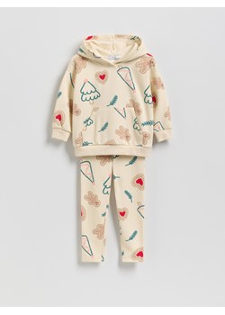 Reserved - Ocieplany komplet ze świątecznym motywem - kremowy ze sklepu Reserved w kategorii Komplety chłopięce - zdjęcie 187279635