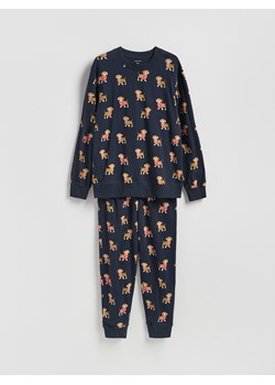 Reserved - Dwuczęściowa piżama ze świątecznym motywem - granatowy - id: 954ER-59X - marki Reserved - 187279736 Reserved - Dwuczęściowa piżama ze świątecznym motywem - granatowy ze sklepu Reserved w kategorii Piżamy męskie - zdjęcie 187279736