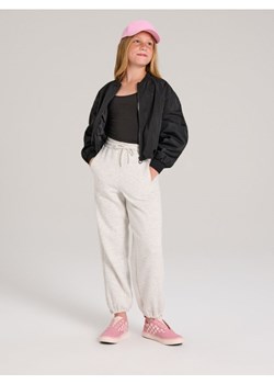 Sinsay - Spodnie dresowe jogger ze ściągaczami na nogawkach - beżowy - id: 118FA-08M - marki Sinsay - 187280676 Sinsay - Spodnie dresowe jogger ze ściągaczami na nogawkach - beżowy ze sklepu Sinsay w kategorii Spodnie dziewczęce - zdjęcie 187280676