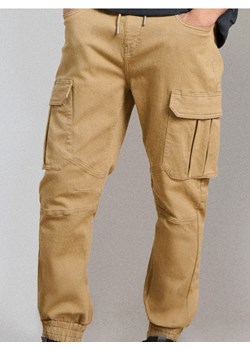 Sinsay - Jeansy regular jogger cargo - żółty - id: 452FB-18X - marki Sinsay - 187280716 Sinsay - Jeansy regular jogger cargo - żółty ze sklepu Sinsay w kategorii Spodnie męskie - zdjęcie 187280716