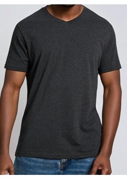 Sinsay - Koszulka basic z dekoltem w serek - szary - id: 537EY-90M - marki Sinsay - 187280739 Sinsay - Koszulka basic z dekoltem w serek - szary ze sklepu Sinsay w kategorii T-shirty męskie - zdjęcie 187280739