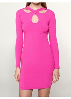 Sinsay - Prążkowana sukienka mini z długim rękawem i wycięciem przy dekolcie - różowy ze sklepu Sinsay w kategorii Sukienki - zdjęcie 187280808