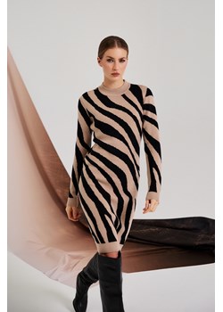 Dopasowana sukienka beżowa - id: 32203 - marki Moodo.pl - 187285035 Dopasowana sukienka beżowa ze sklepu Moodo.pl w kategorii Sukienki - zdjęcie 187285035