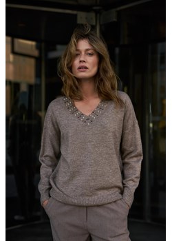Sweter z ozdobnym dekoltem brązowy - id: 32303 - marki Moodo.pl - 187285067 Sweter z ozdobnym dekoltem brązowy ze sklepu Moodo.pl w kategorii Swetry damskie - zdjęcie 187285067