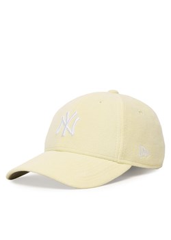 Czapka z daszkiem New Era Cosy New York Yankees 60565256 Écru - id: 0000304540073 - marki New Era - 187288759 Czapka z daszkiem New Era Cosy New York Yankees 60565256 Écru ze sklepu eobuwie.pl w kategorii Czapki z daszkiem damskie - zdjęcie 187288759