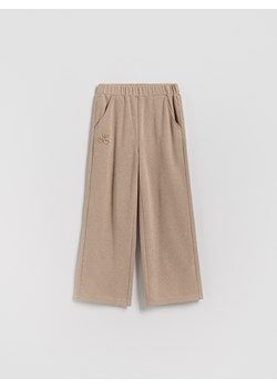 Reserved - Dzianinowe spodnie z haftem - beżowy - id: 063FG-08M - marki Reserved - 187290386 Reserved - Dzianinowe spodnie z haftem - beżowy ze sklepu Reserved w kategorii Spodnie dziewczęce - zdjęcie 187290386