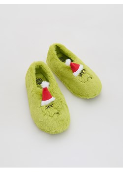 Reserved - Kapcie Grinch - zielony ze sklepu Reserved w kategorii Kapcie dziecięce - zdjęcie 187290835