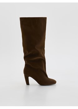 Reserved - Kozaki z imitacji zamszu - ciemnobrązowy ze sklepu Reserved w kategorii Kozaki damskie - zdjęcie 187291039