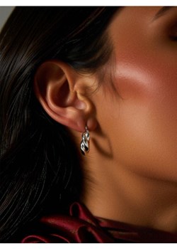 Sinsay - Kolczyki z błyszczącym wykończeniem - srebrny ze sklepu Sinsay w kategorii Kolczyki - zdjęcie 187291658