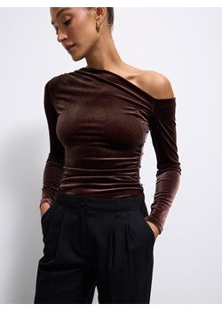 Mohito - Welurowa brązowa bluzka - brązowy ze sklepu Mohito w kategorii Bluzki damskie - zdjęcie 187292108