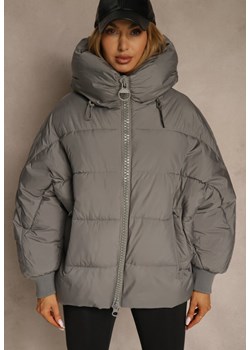 Szara Oversizowa Kurtka Puffer z Kaputrem Mevenassa - id: 7672-39-GREY - marki Renee - 187292435 Szara Oversizowa Kurtka Puffer z Kaputrem Mevenassa ze sklepu renee.pl w kategorii Kurtki damskie - zdjęcie 187292435