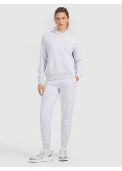 Damskie spodnie dresowe joggery 4F 4FWMM00TTROF0945 - szare ze sklepu Sportstylestory.com w kategorii Spodnie damskie - zdjęcie 187293595