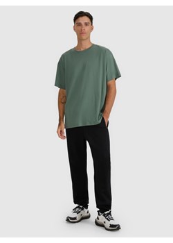 Męskie spodnie dresowe joggery 4F 4FWAW25TTROM1252 - czarne ze sklepu Sportstylestory.com w kategorii Spodnie męskie - zdjęcie 187293618