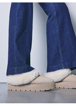 Mohito - Skórzane mule z futerkiem - kremowy ze sklepu Mohito w kategorii Kapcie damskie - zdjęcie 187293806