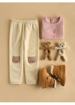 Reserved - Spodnie z naszywką - złamana biel ze sklepu Reserved w kategorii Spodnie dziewczęce - zdjęcie 187294395