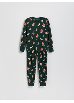 Reserved - Świąteczna piżama - ciemnozielony - id: 636GX-79X - marki Reserved - 187296168 Reserved - Świąteczna piżama - ciemnozielony ze sklepu Reserved w kategorii Piżamy dziecięce - zdjęcie 187296168