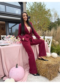 Bordowy Elegancki Garnitur Damski - id: 23070306 - marki Modnakiecka.pl - 187297525 Bordowy Elegancki Garnitur Damski ze sklepu ModnaKiecka.pl w kategorii Komplety i garnitury damskie - zdjęcie 187297525