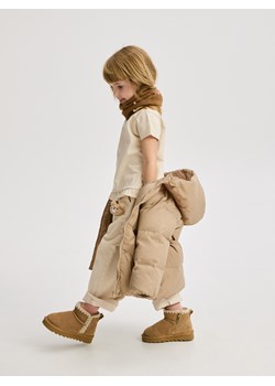 Reserved - Dzianinowy komin z aplikacją - beżowy - id: 870GT-08X - marki Reserved - 187298167 Reserved - Dzianinowy komin z aplikacją - beżowy ze sklepu Reserved w kategorii Szaliki dziecięce - zdjęcie 187298167