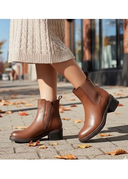 Karmelowe botki sztyblety na płaskim obcasie /A8-3 18415 W484/ ze sklepu Pantofelek24.pl w kategorii Botki - zdjęcie 187299388