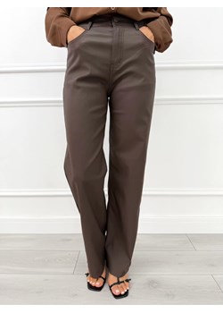 Czekoladowe Woskowane Spodnie Wide Leg - id: 23070010 - marki Modnakiecka.pl - 187300599 Czekoladowe Woskowane Spodnie Wide Leg ze sklepu ModnaKiecka.pl w kategorii Spodnie damskie - zdjęcie 187300599