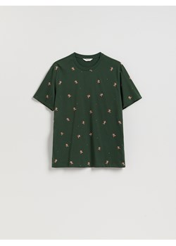 Reserved - T-shirt regular ze świątecznym motywem - ciemnozielony - id: 525EX-79X - marki Reserved - 187301517 Reserved - T-shirt regular ze świątecznym motywem - ciemnozielony ze sklepu Reserved w kategorii T-shirty męskie - zdjęcie 187301517
